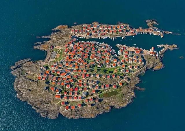 زیباترین جزایر مسکونی جهان؛ سقف‌هایی که با صخره‌ها و دریا ادغام شدند | عکس