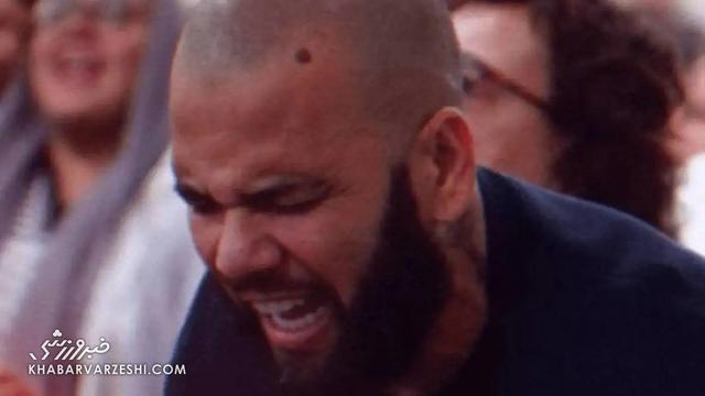 ویدیو| وضعیت دنی آلوس پس از تبرئه و آزادی؛ اجرای سرود و مراسم مذهبی!