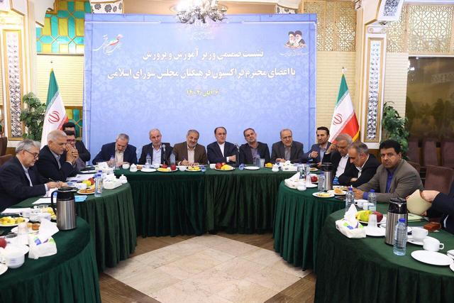 ورود صندوق ذخیره فرهنگیان به بورس، گامی برای شفافیت مالی