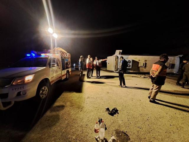 واژگونی مینی‌باس زائران عتبات در محور ایلام ـ سرابله / یک کشته و ۱۸ مصدوم