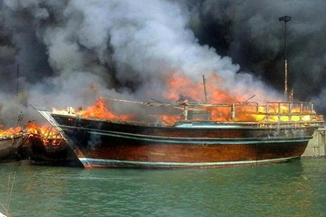 ببینید | حریق یک فروند لنج باری در بندر چارک