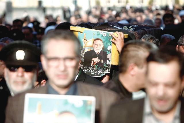 مردی که دعای ندبه‌اش هزاران دل را به صحن انقلاب کشاند