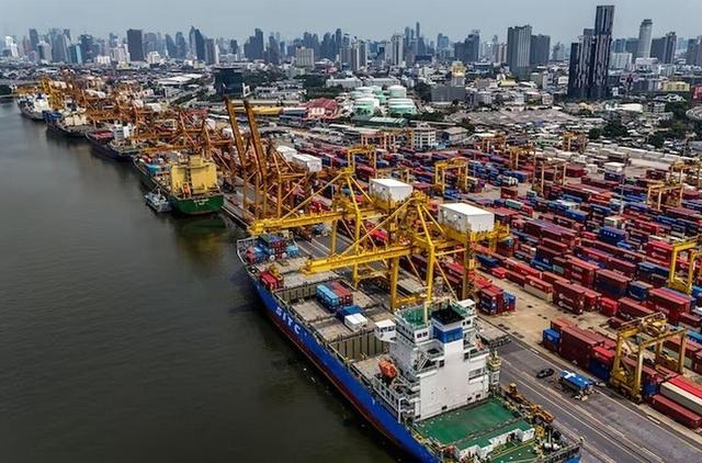 تخلیه و بارگیری کالا در بنادر غرب هرمزگان از مرز ۸ میلیون تن گذشت