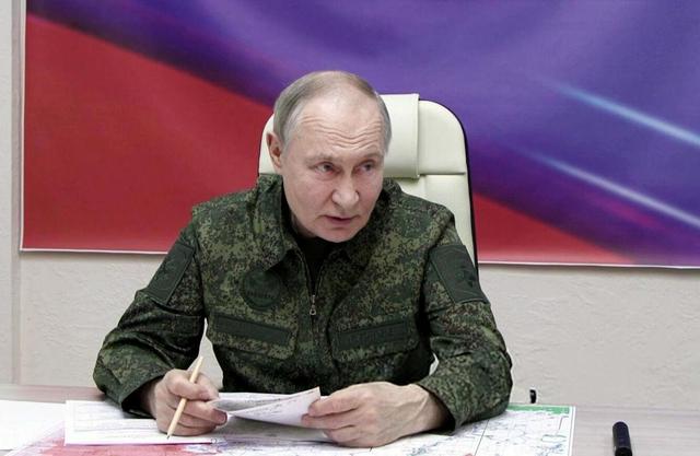 پوتین از آزمایش یک اژدر هسته‌ای توسط ارتش روسیه خبر داد