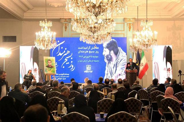 تجلیل از مسئول بسیج هنرمندان نهاوند در دوره توانمندسازی بسیج کشور