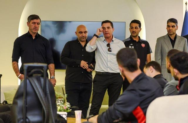 معارفه فرودگاهی اوسمار ویه‌را به بازیکنان پرسپولیس