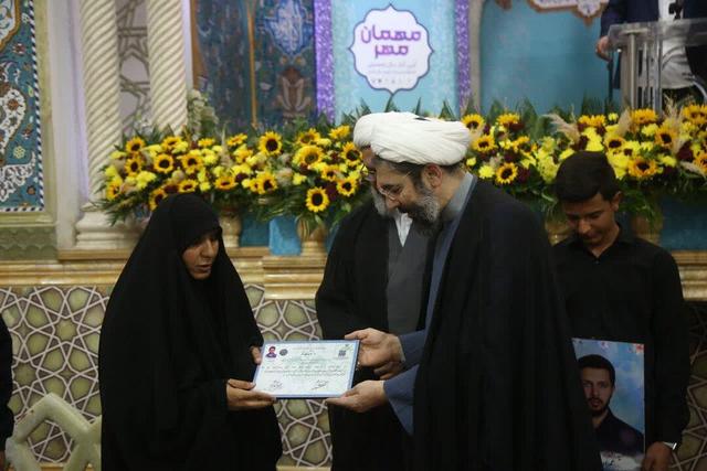 اعطای نمادین مدرک کارشناسی ارشد به خانواده شهید عمران بهرامی