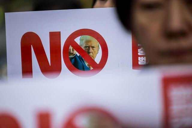 «گیونگجو» در محاصره معترضان؛ تظاهرات ضدآمریکایی همزمان با ورود ترامپ