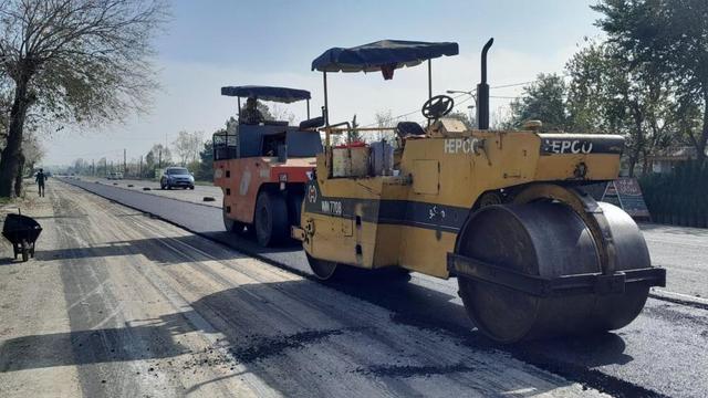 آغاز عملیات آسفالت محور بندرانزلی به رضوانشهر