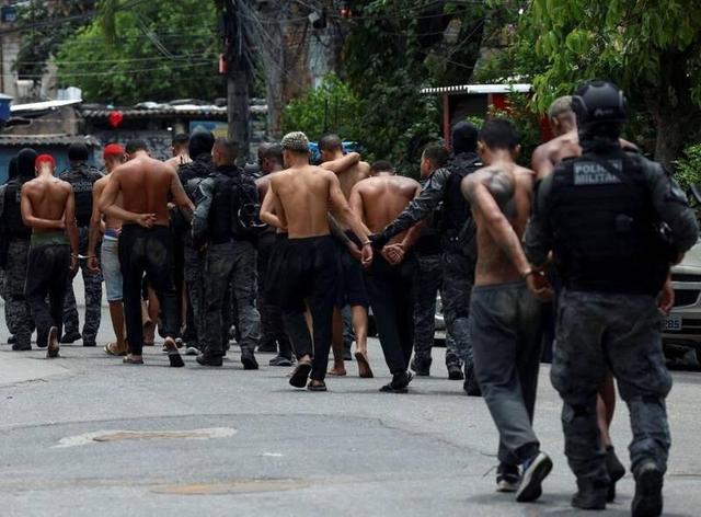 فیلم/ درگیری خونین پلیس برزیل با یک باند تبهکار