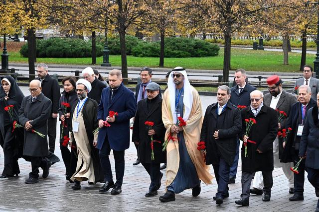 ادای احترام هیات پارلمانی ایران به قربانیان جنگ در روسیه پیش از آغاز نشست APA