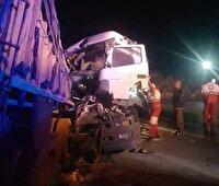 برخورد تریلر با کامیون در جاده آباده به صفاشهر با ۲ مصدوم