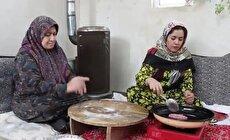 غذای روستایی در ایران؛ پخت نان سنتی قرمز رنگ با لبو در روستا (فیلم)