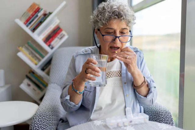 تغییرات تغذیه‌ای زنان پس از ۵۰ سالگی کدامند؟