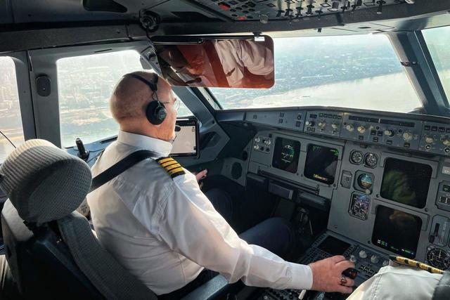 قالیباف باز هم خلبان شد + عکس