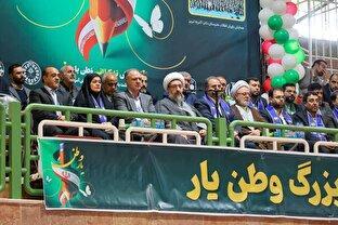 رهبر انقلاب به نسل نوجوان ایران می‌بالد+ تصاویر