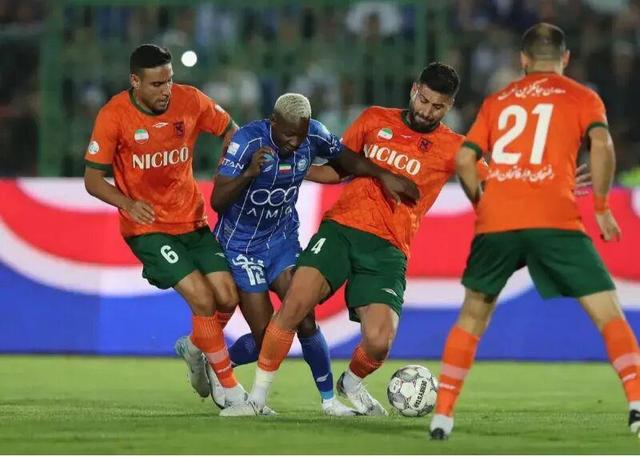 وینگر خارجی استقلال غایب بازی با آلومینیوم