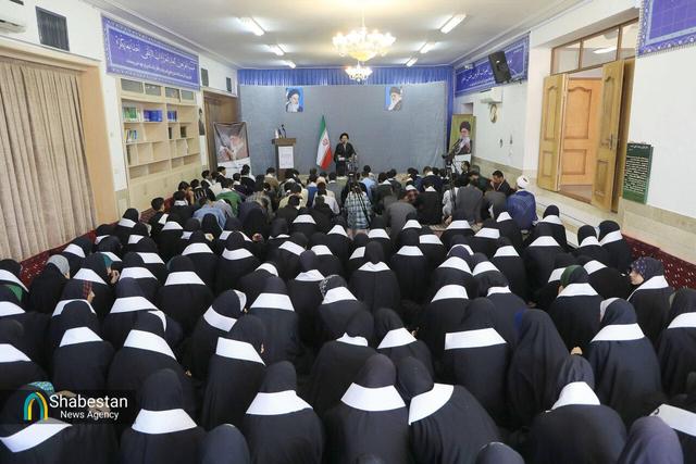 دیدار دانش آموزان بسیجی با امام جمعه بیرجند