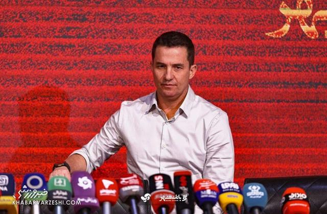 اوسمار با استایل متفاوت تماشاگر بازی تراکتور - پرسپولیس +عکس