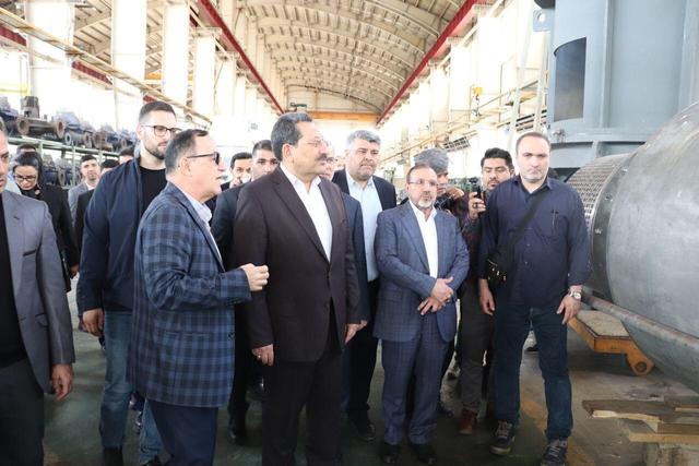 وزیر صنعت، معدن و تجارت از یک واحد بزرگ تولیدی در ساوجبلاغ بازدید کرد
