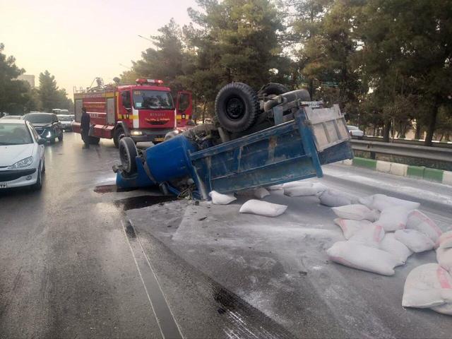 باخدا: نیسان حامل مصالح ساختمانی در مشهد واژگون شد