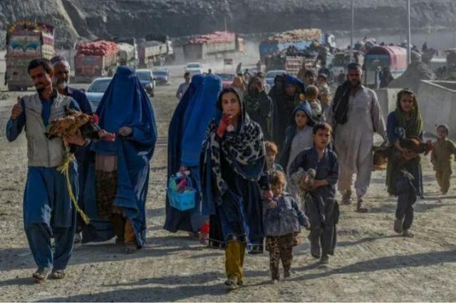 سازمان آمار افغانستان از اعزام گروه های مختلف برای ثبت هویت مهاجران افغان به ایران خبر داد