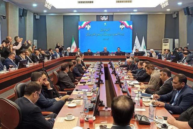 وزیر اقتصاد: مناطق آزاد را آزاد می کنیم