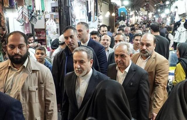 گشت‌وگذار کوتاه وزیر امور خارجه در بازار تبریز +عکس