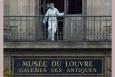پلیس فرانسه از بازداشت ۵ مظنون دیگر در ارتباط با سرقت جواهرات لوور خبرداد