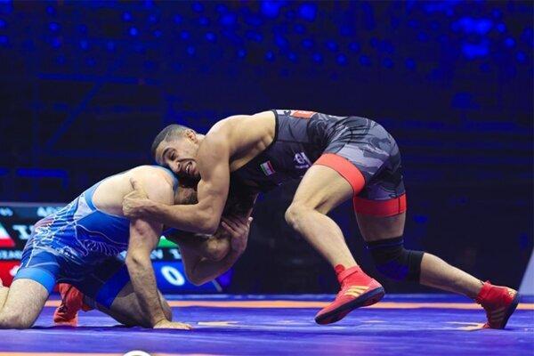 عکس| آبگوشت خوری کشتی‌گیران در ظهر جمعه ورزشگاه آزادی