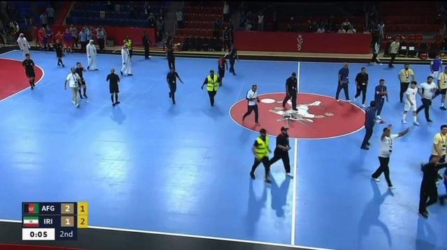 جملات توهین آمیز گزارشگر افغان در بازی با ایران؛ اگر گارد امنیتی نبود بازیکنان ایران را ...