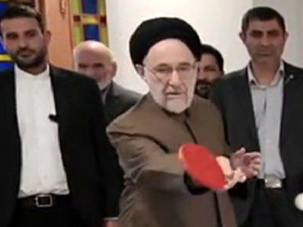 فیلم| ویدئویی از پینگ پنگ بازی کردن محمد خاتمی در یزد