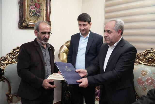 دیدار وزیر ارتباطات با خانواده شهید اقتدار