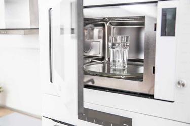 هشدار علمی: خطر پنهان جوشاندن آب در مایکروویو