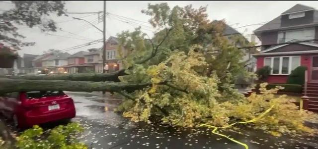 سیل و باران شدید در نیویورک و مختل شدن تردد مردم و خطوط حمل و نقل + فیلم