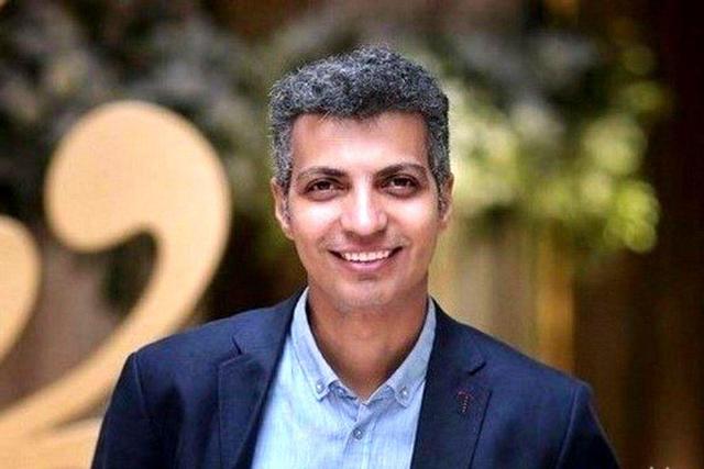 ببینید | حضور عادل فردوسی‌پور در مجلس ختم اکبر کارگر جم