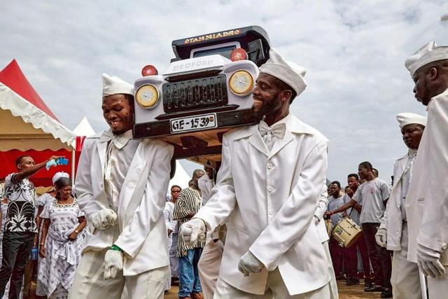 دفن مردگان در تابوت‌های فانتزی! | عکس