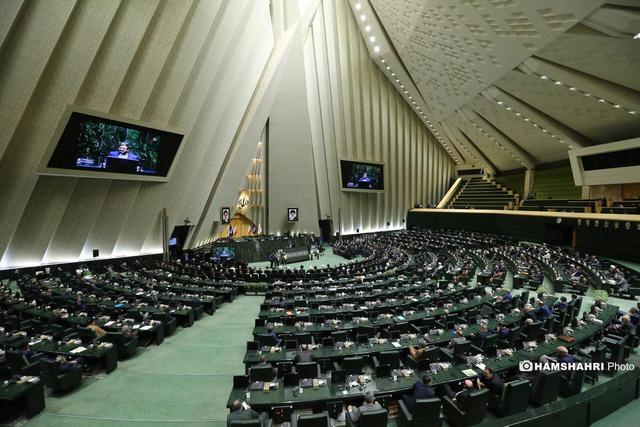 نشسته شعر تعریف می‌کند و می‌خواهد مجلس را به توپ ببندد! + ویدئو | مگر مردم را می شود به توپ بست؟ | واکنش نیکزاد درباره یک جمله