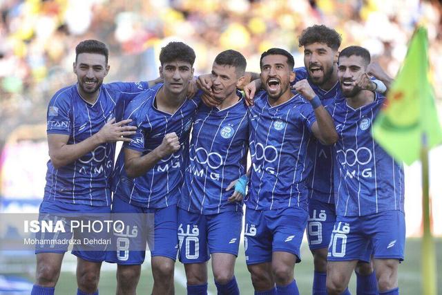 استقلال با بی‌رحمی در صدر