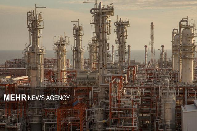 تحریم‌ها به فرصت تبدیل شد؛ تولید نیمی از بنزین کشور توسط قرارگاه خاتم