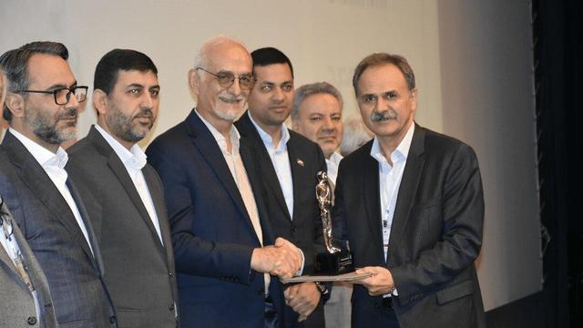 استاد دانشگاه شیراز، مدرس برگزیده صنعت فولاد کشور شد