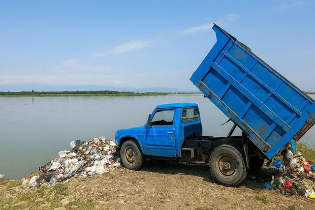 حسین زاده: خودرو حمل زباله یک دهیاری در حاشیه رودخانه سفیدرود توقیف شد