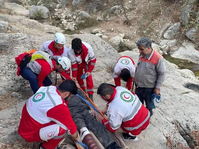 امدادگران هلال‌احمر مرد ۵۴ ساله را در ارتفاعات چخماخلو نجات دادند