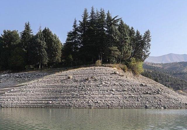 نمایی غم‌انگیز از دریاچه سد لتیان