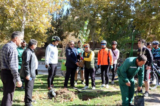 کاشت نهال صلح و دوستی در پارک بش‌قارداش توسط دوچرخه‌سوار جهانگرد ایرانی