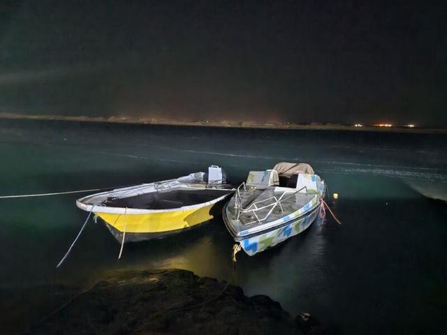 توقیف ۲ فروند قایق صید غیرمجاز شب‌چراغی در آب‌های جاسک