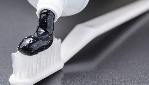 آیا خمیردندان‌ حاوی زغال واقعا برای درخشندگی دندان موثر است؟