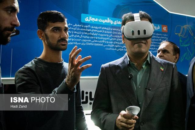 بازدید معاون علمی رییس جمهور از نمایشگاه «فر ایران» و «فناوری نانو»