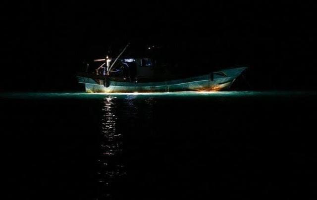 توقیف دو فروند قایق صید غیرمجاز شب‌چراغی در آب‌های جاسک