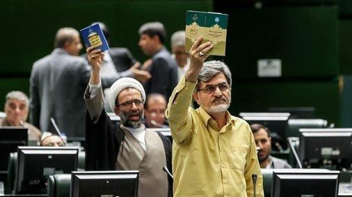 بگومگوی کوچک زاده با قالیباف/ حمله نماینده تندرو به ظریف و روحانی؛ صحبت‌هایشان نادانانه و از روی خباثت بود/ رئیس مجلس: خارج از دستور صحبت نکنید